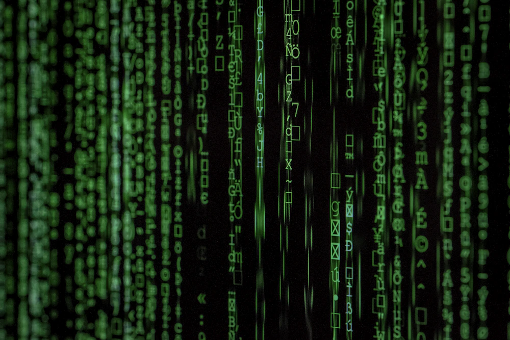 Linhas de código em tela escura representando coleta de métricas e registros