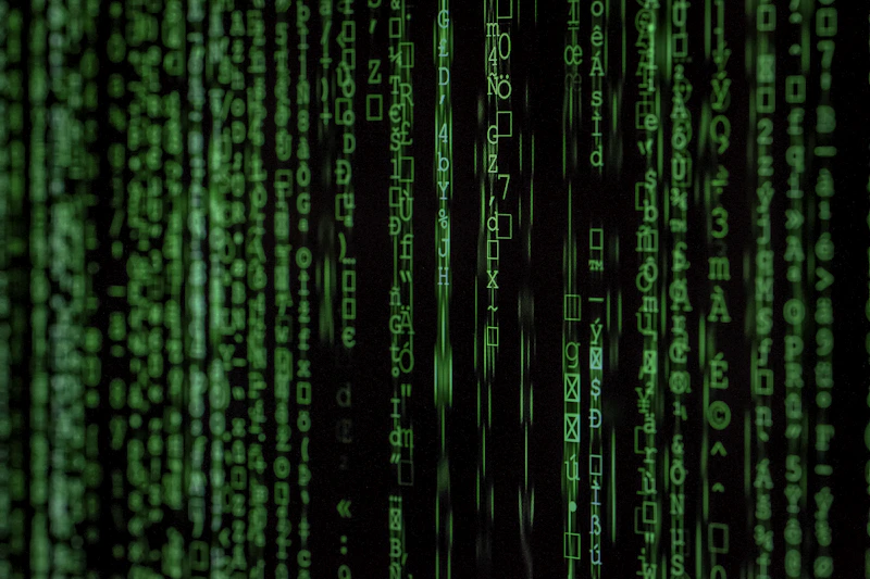 Linhas de código projetadas em uma tela escura representando observabilidade