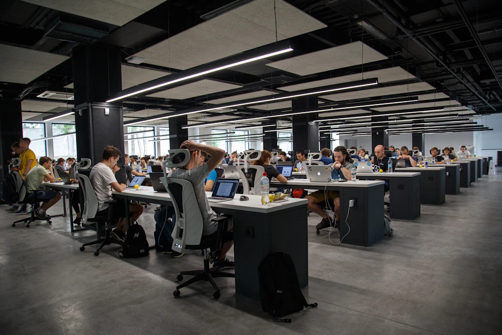 Estação de trabalho com editor de código durante revisão de segurança