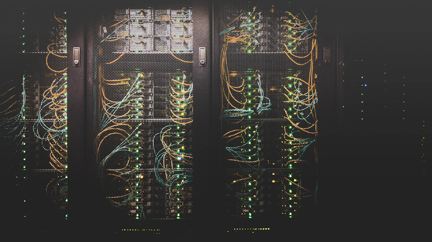 Corredor de servidores em um data center com iluminação discreta